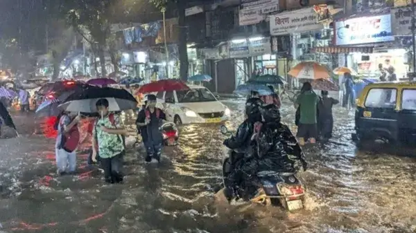 வெள்ளத்தில் தத்தளிக்கும் மும்பை